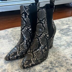 STEVE MADDEN BLACK AND GRAY SNAKE SKIN BOOTS